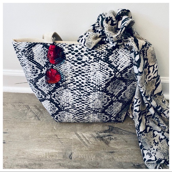 ✨LAST ONES✨CHIC PYTHON PRINT CANVAS TOTE BAG - Picture 3 of 7